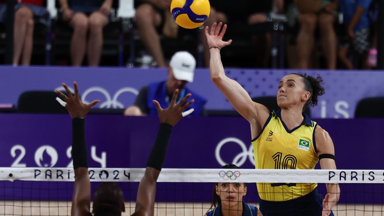  Brasil atropela República Dominicana, segue imbatível e vai à semifinal 