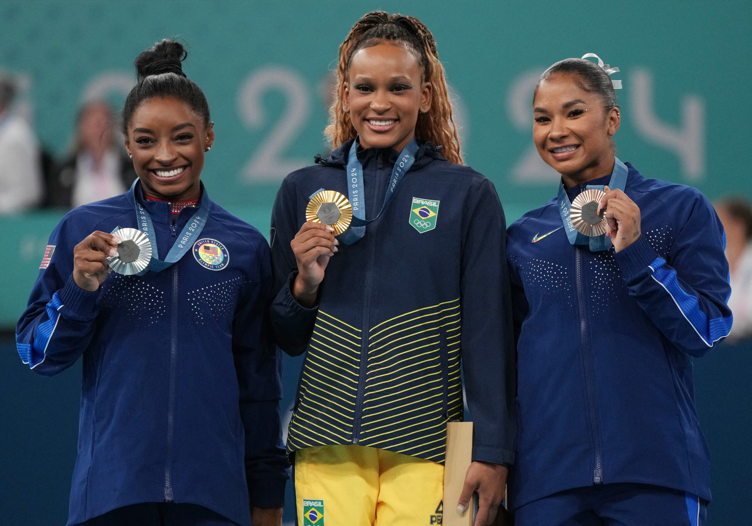  Ginasta americana terá que devolver medalha de bronze; entenda 