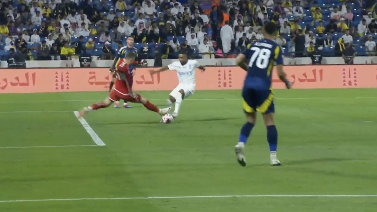  Bento sofre gol bizarro em sua segunda partida pelo Al Nassr; veja o vídeo 