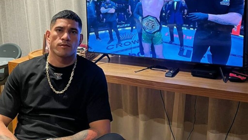 Alex Poatan assistiu o UFC 305 de casa. Foto: Reprodução/Instagram