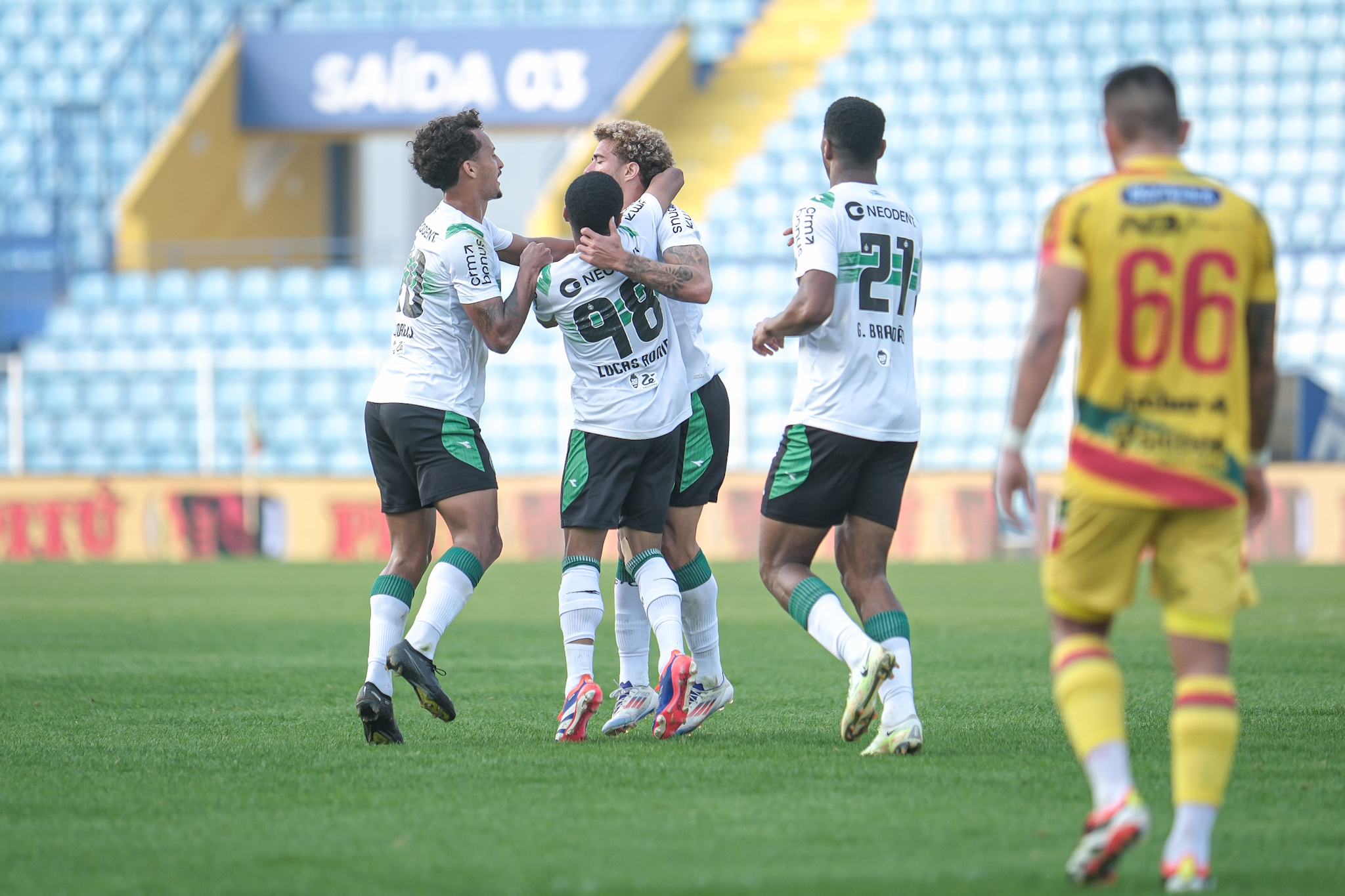  Até que enfim o Coritiba ganhou fora...e o Athletico perdeu em casa de novo 