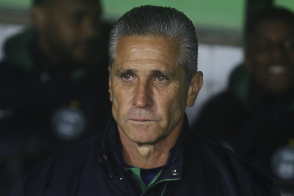 Jorginho admite atuação ruim, mas ressalta confiança no acesso do Coritiba