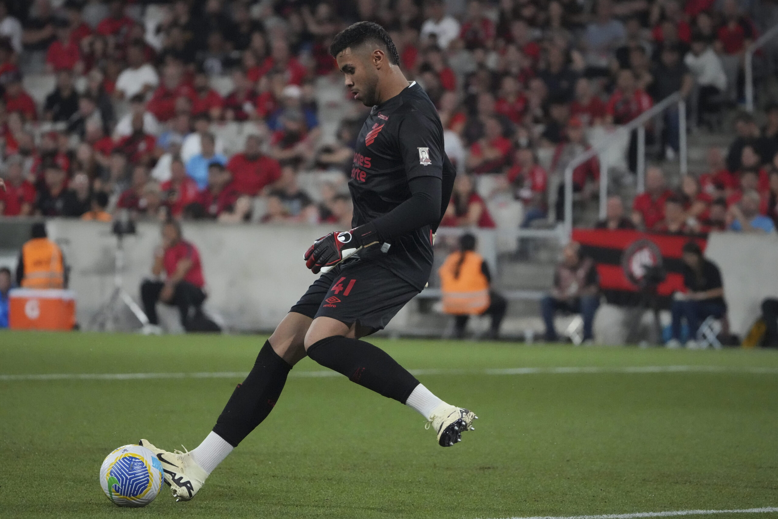  Mycael brilha e aumenta pressão sobre Linck pela titularidade no gol do Athletico 