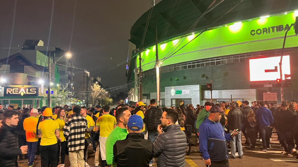 Empolgação e pagode marcam chegada da torcida ao Couto Pereira para Brasil x Equador