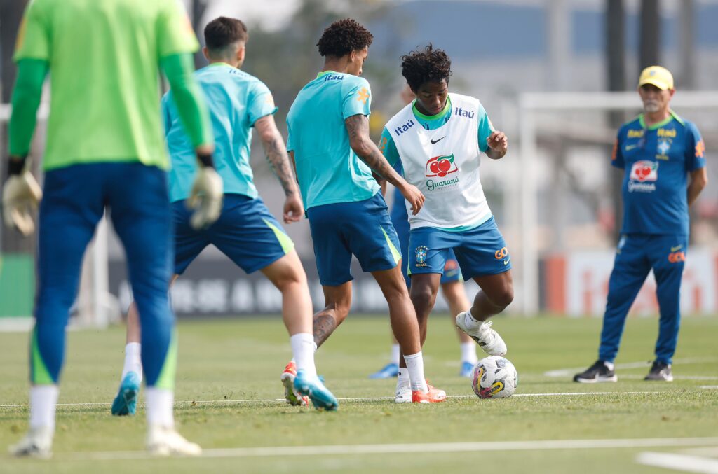 Em Curitiba, seleção brasileira inicia preparação para enfrentar o Paraguai