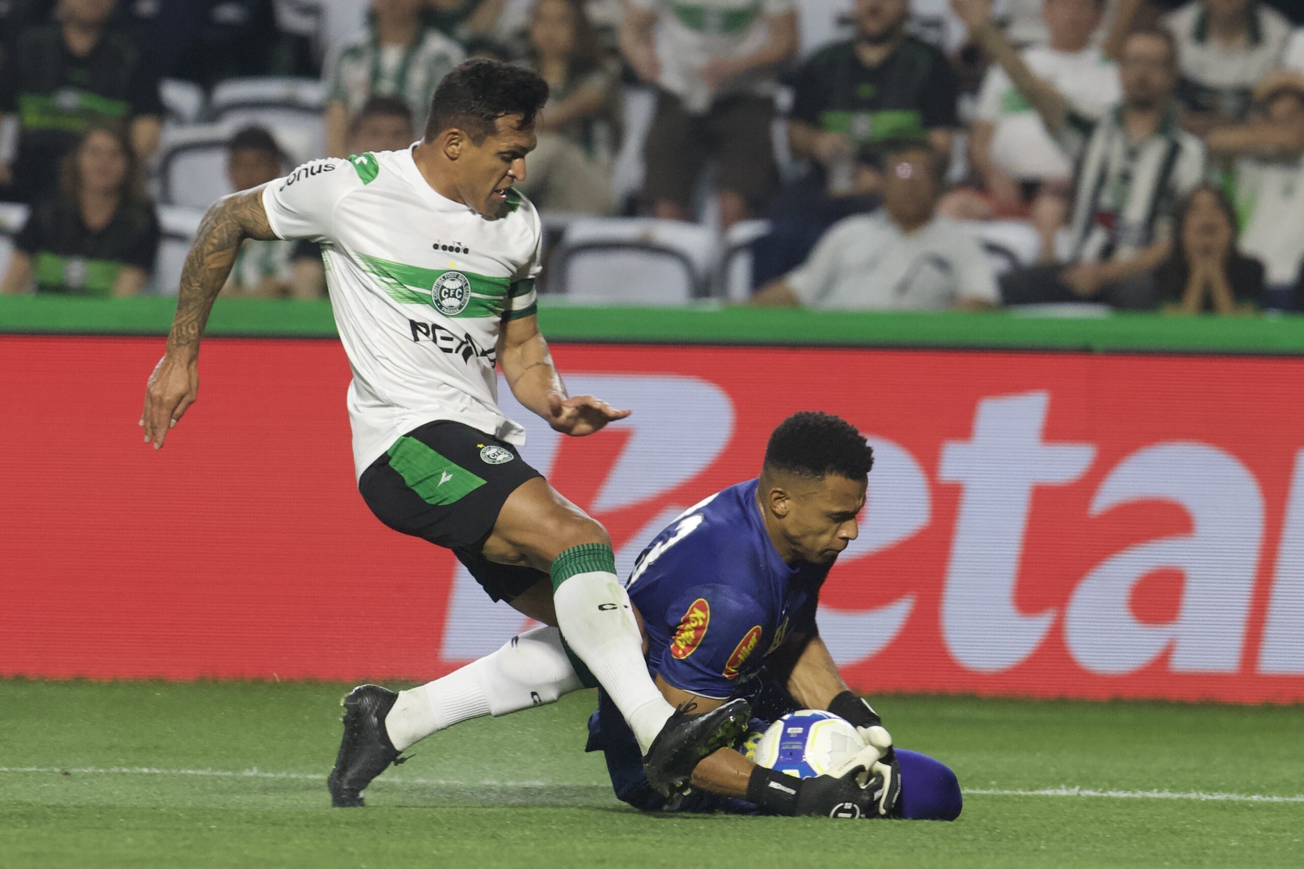 Seleção entre o afeto e a vaia; Coritiba é dispersivo e desperdiça chance de ouro em casa