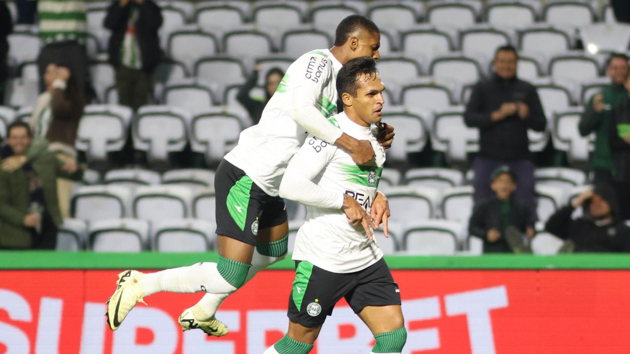 Robson scores again for Coritiba and is confident: “We will fight until the end”