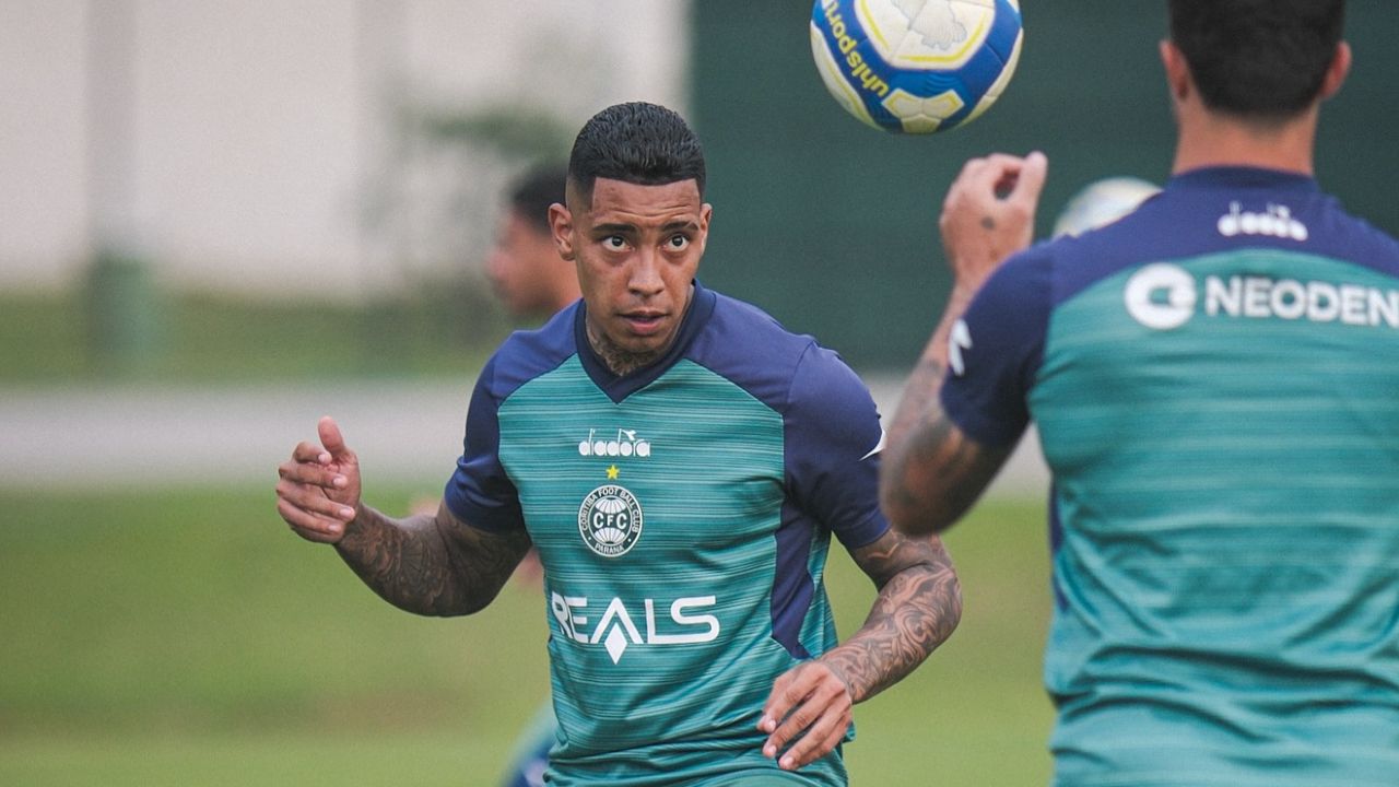 Coritiba reintegra Alef Manga após fim de suspensão