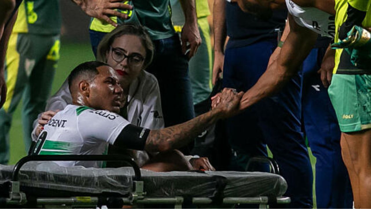 Zé Gabriel, from Coritiba, will undergo tests after a night in hospital