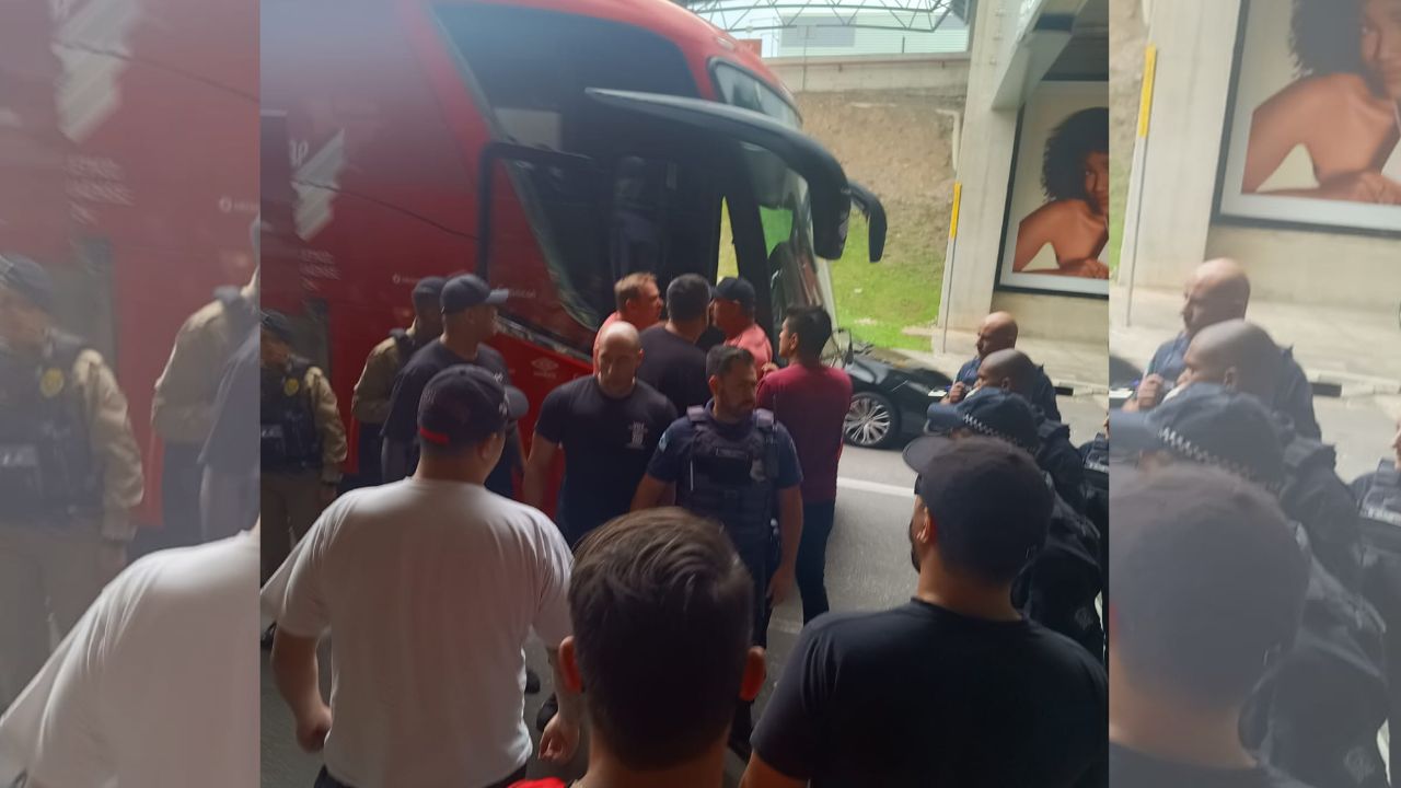 Torcedores cobram elenco do Athletico em aeroporto e clima esquenta