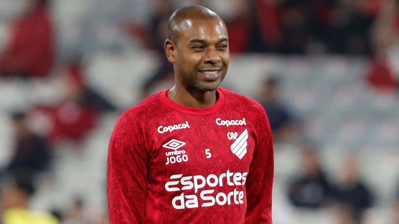 Athletico confirma retorno de Fernandinho contra o Cruzeiro; veja os relacionados