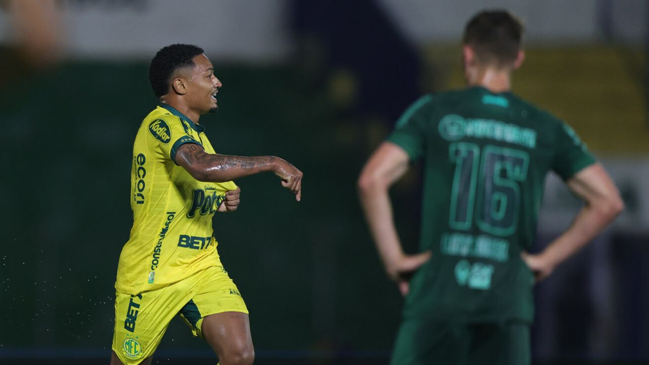 Com um a menos e gol contra, Coritiba é goleado pelo Mirassol e dá adeus ao acesso