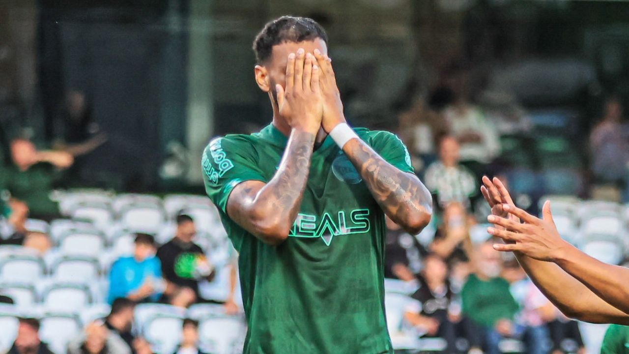  Atacante do Coritiba faz gol contra bizarro em jogo da Série B; assista 