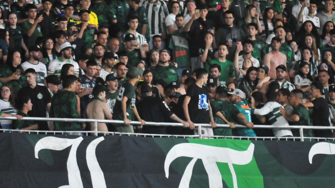  Coritiba x Santos é marcado por confusões dentro e fora do estádio e protesto de organizada 