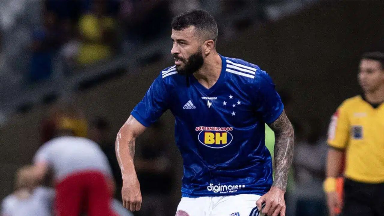 Paraná Clube acerta a contratação de lateral ex-Cruzeiro: "Camisa pesada"