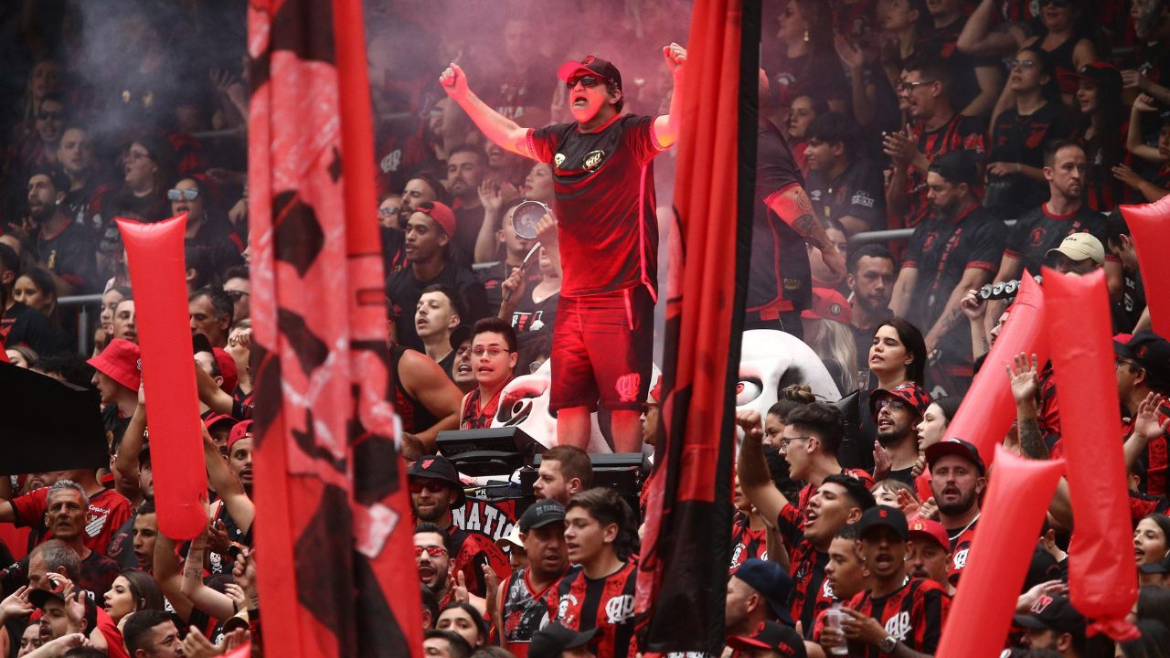 Athletico: torcida incendeia Caldeirão e bate recorde histórico