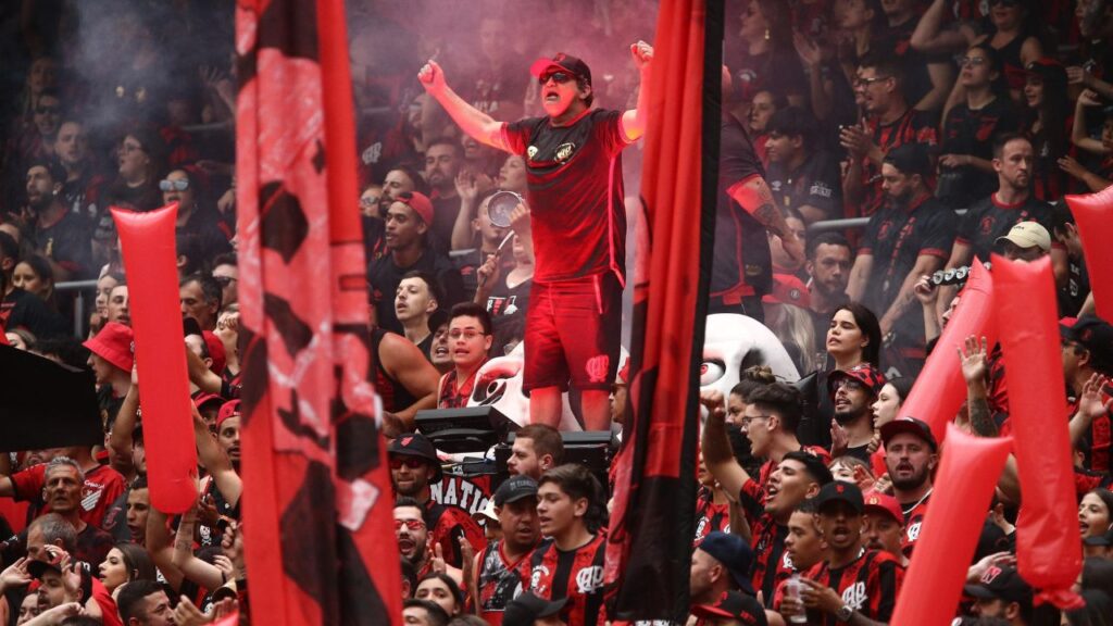 torcida-athletico-incendeia-bate-recorde-ligga-arena