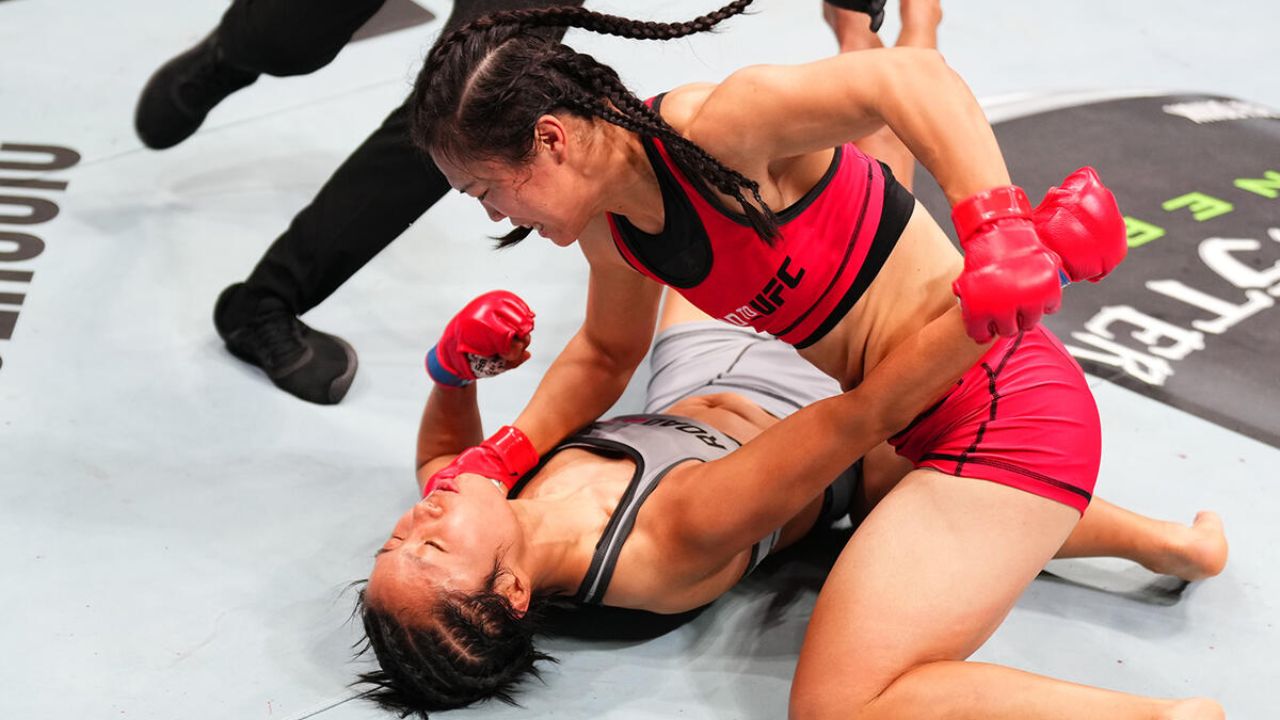 Lutadora fica inconsciente após nocaute e sai do UFC China de maca