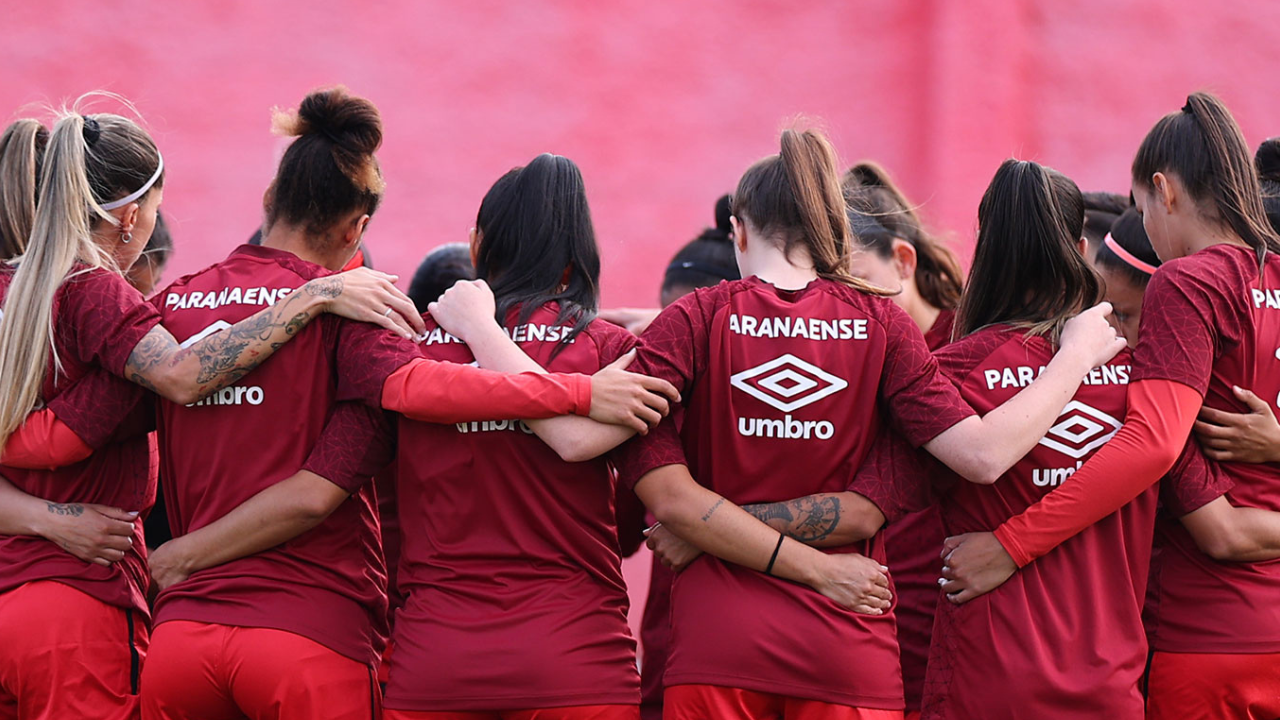 Jogadoras do Athletico desabafam após fim de projeto: "Petraglia não gosta de futebol feminino"