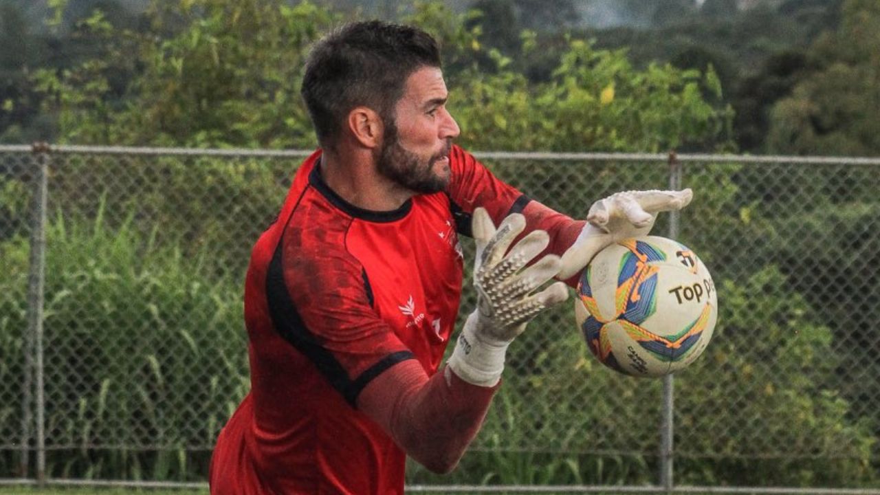 Novo goleiro do Paraná exalta clube em chegada: "É um salto na minha carreira"