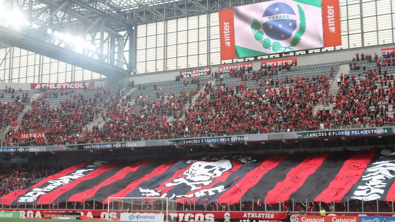 Torcida do Athletico xinga Petraglia; torcida do Paraná provoca: "Caiu no centenário"