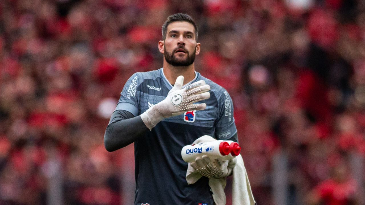 Argel sai em defesa de goleiro que “esqueceu” rebote na derrota do Paraná