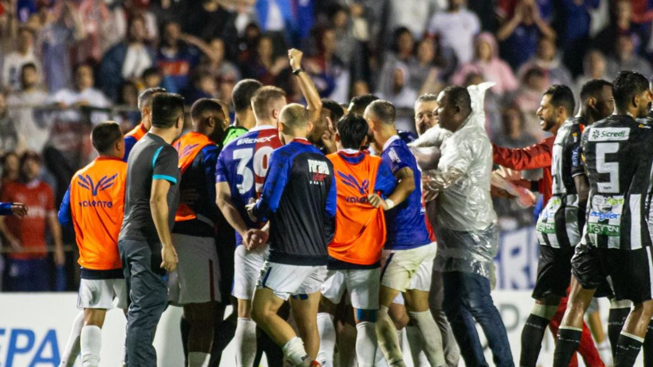 "Vai morrer aqui": Paraná tem quatro jogadores e Argel expulsos após apito final