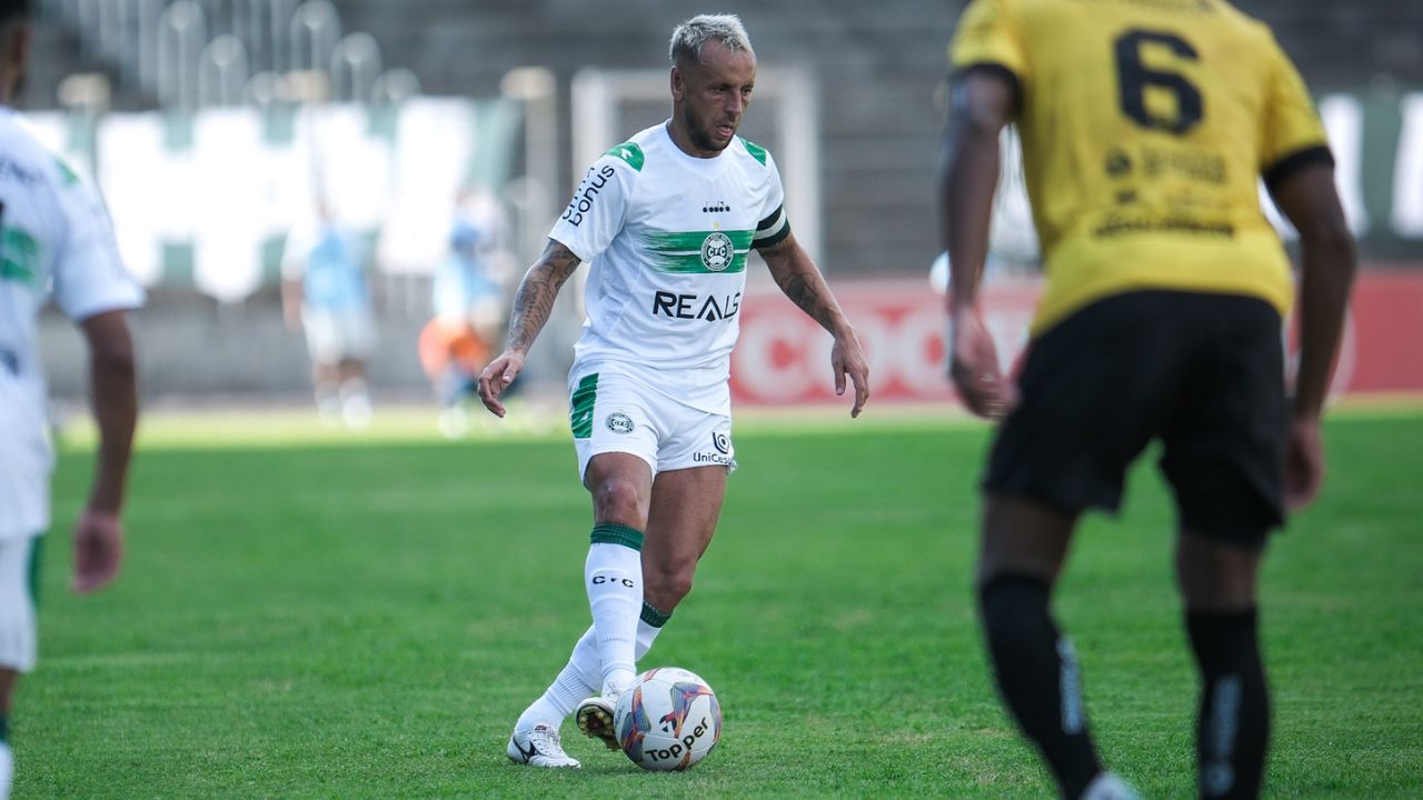 Sonolento, Coritiba sofre em campo, cria pouco e é derrotado pelo Cascavel