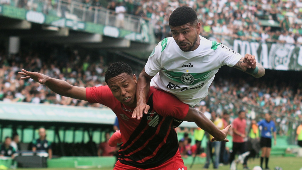 Isaac e Ronier disputam lance em Atletiba quente no Couto Pereira.