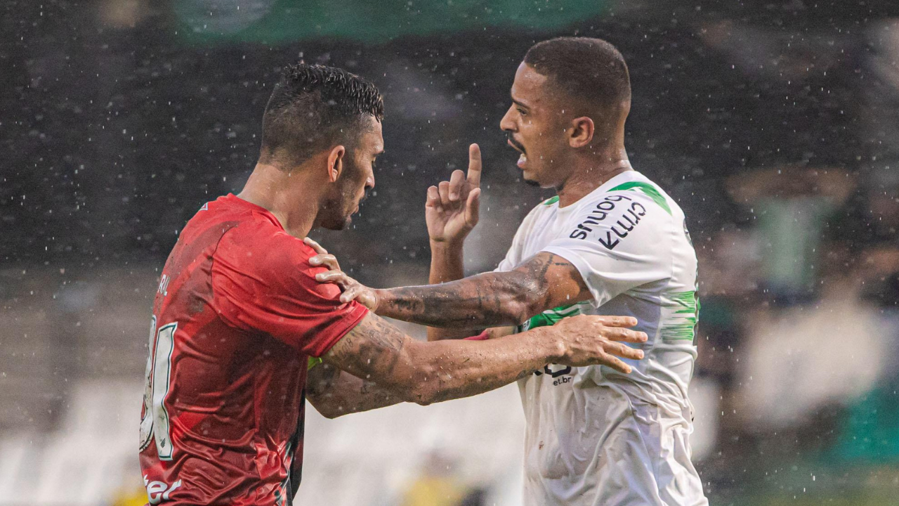 Atletiba melancólico: sem futebol, sem gols e com chuva de violência