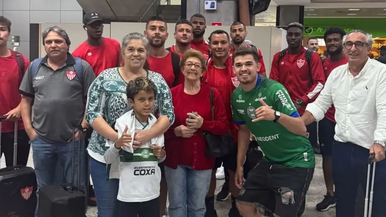 Torcedores do Coritiba recepcionam rival do Athletico na Copa do Brasil