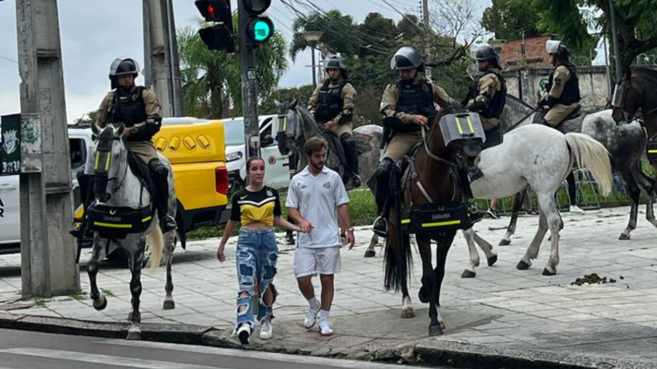 Sem noção do perigo, casal de torcedores do Santos ganha escolta inusitada no Couto Pereira