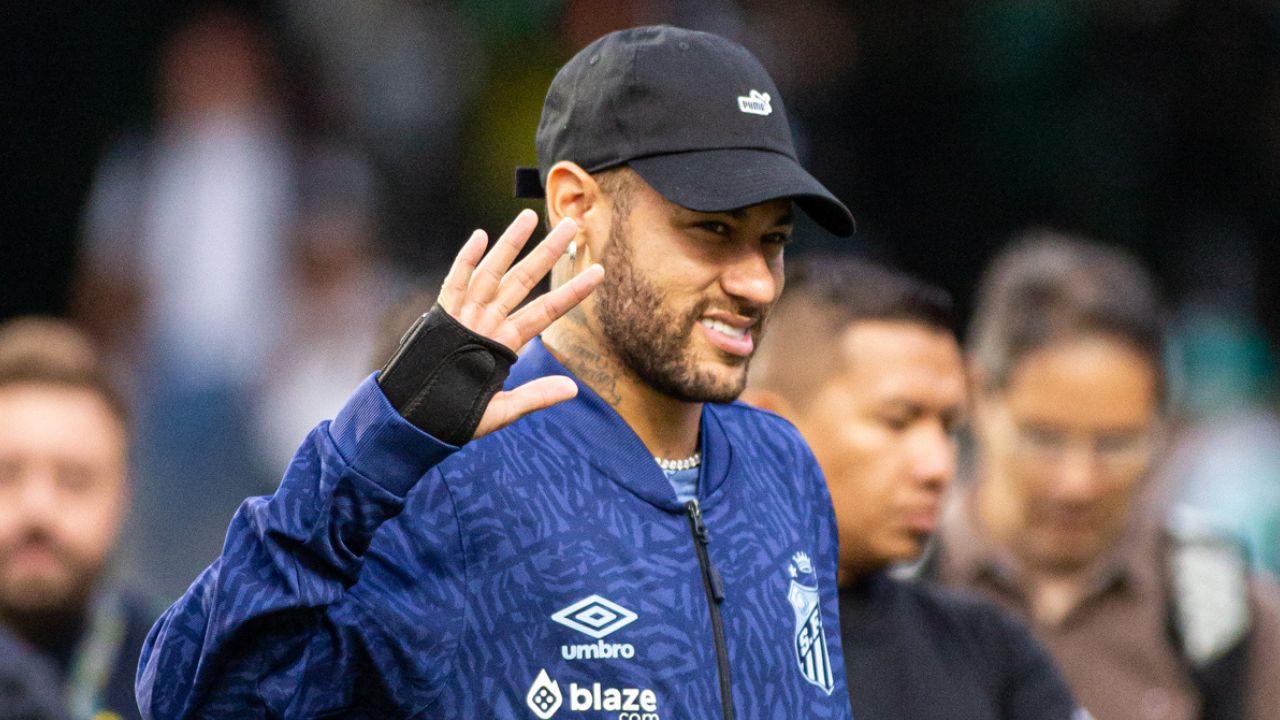 À paisana, Neymar decepciona fãs por comportamento em Coritiba x Santos