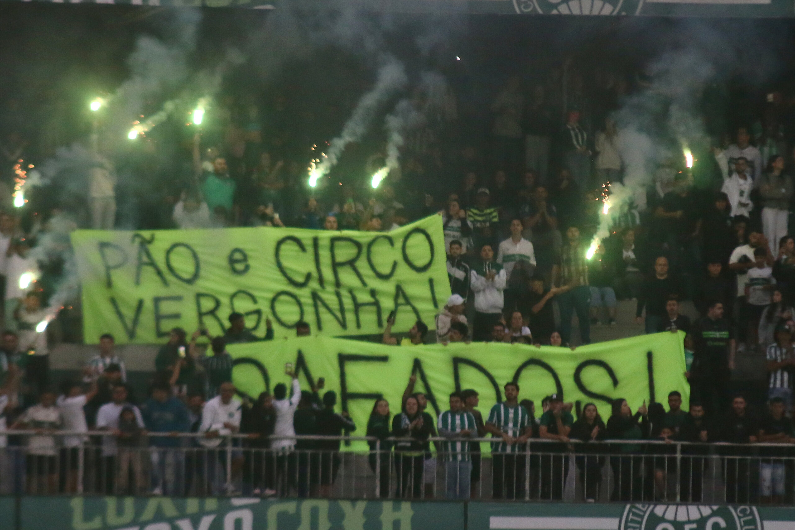 Torcida do Coritiba protesta no Couto Pereira e em sede de empresa da Treecorp