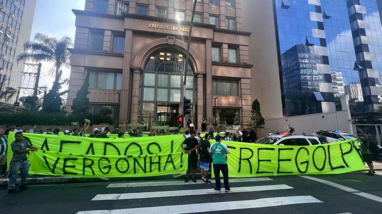 Torcida do Coritiba invade São Paulo em protesto contra SAF da Treecorp